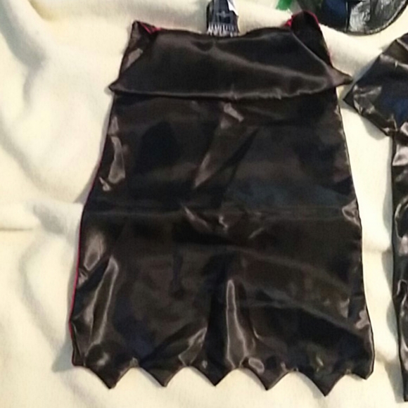 Universal Monster Classic Vampire Costume - Picture 3 of 11